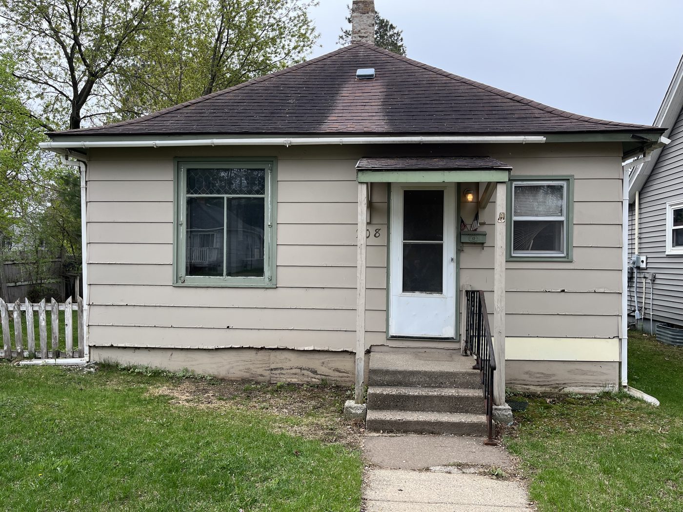 Front exterior of the house before renovation